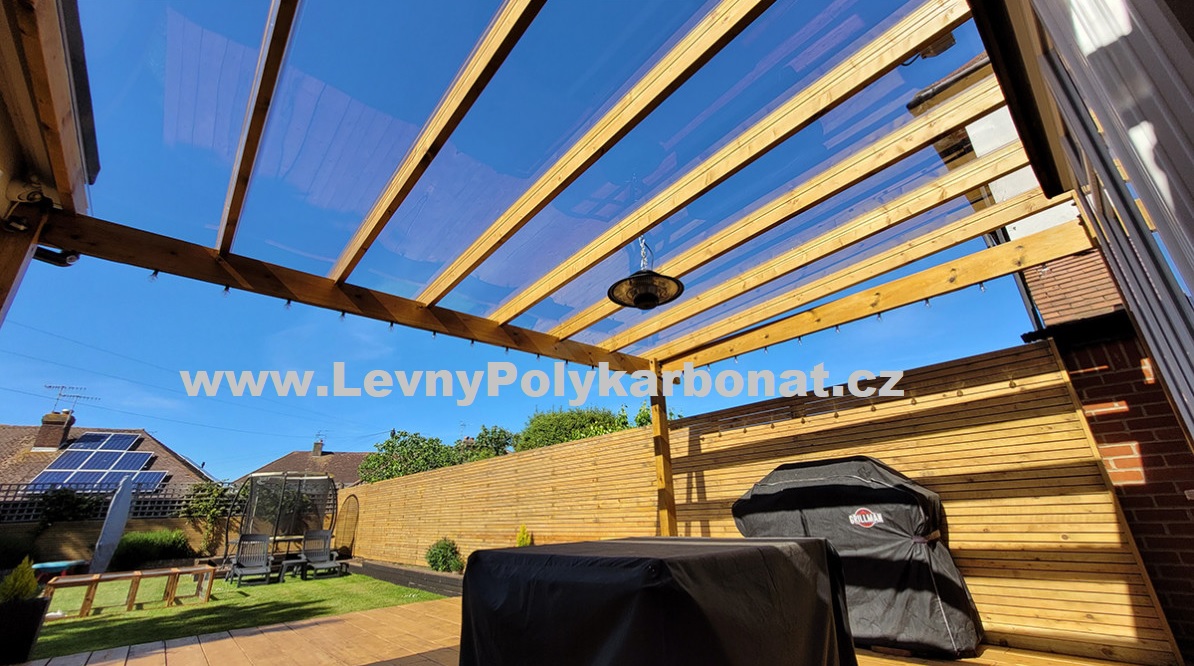 Trapéz ČIRÁ HLADKÁ 3mm polykarbonát GUTTA GLAZE š.0,688m x dl.6m (4,13m2)