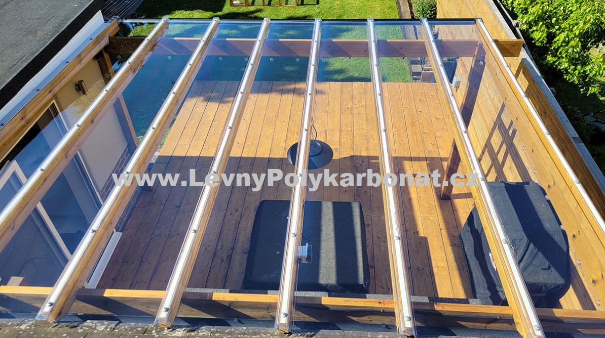 Trapéz ČIRÁ HLADKÁ 3mm polykarbonát GUTTA GLAZE š.0,688m x dl.6m (4,13m2)