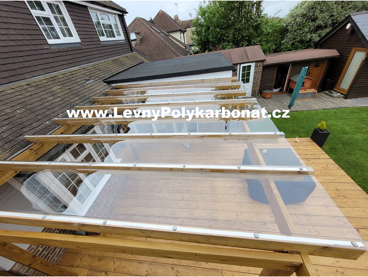 Trapéz ČIRÁ HLADKÁ 3mm polykarbonát GUTTA GLAZE š.0,688m x dl.6m (4,13m2)