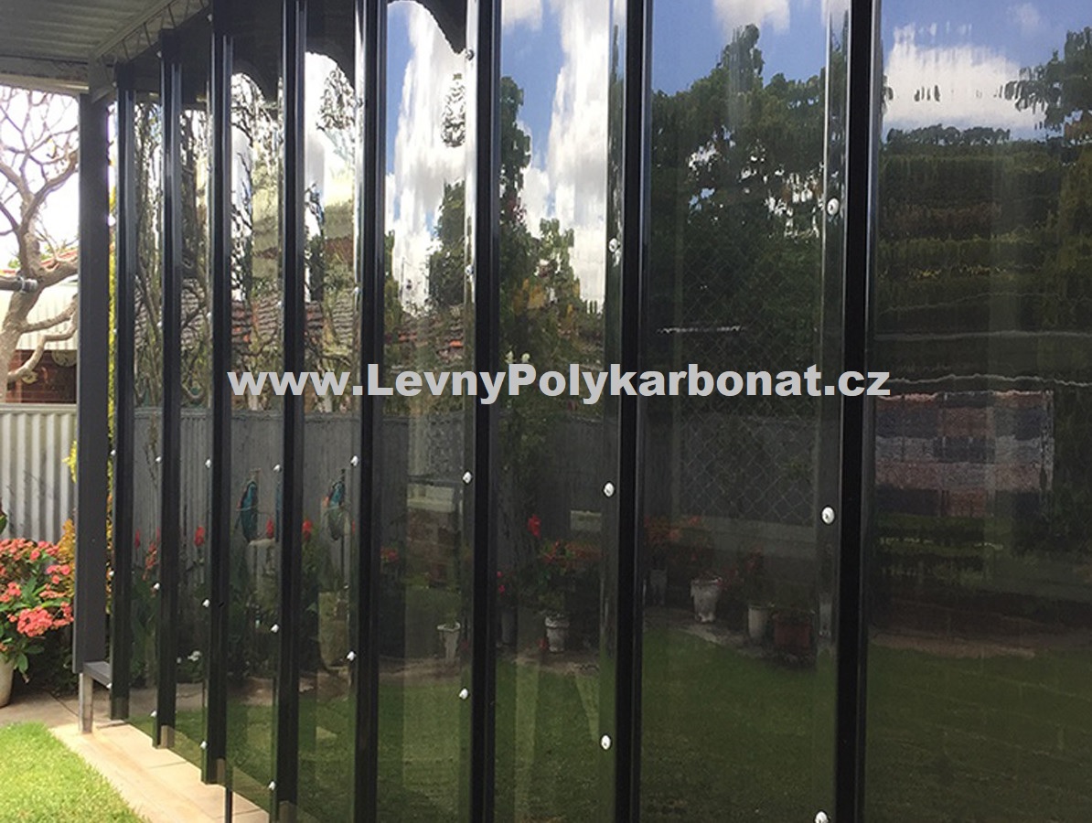 Trapéz ČIRÁ HLADKÁ 3mm polykarbonát GUTTA GLAZE š.0,688m x dl.6m (4,13m2)