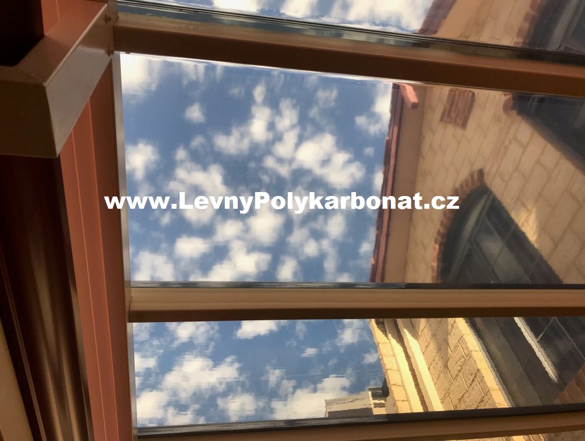Trapéz ŠEDÁ HLADKÁ 3mm polykarbonát GUTTA GLAZE š.0,688m x dl.6m (4,13m2)