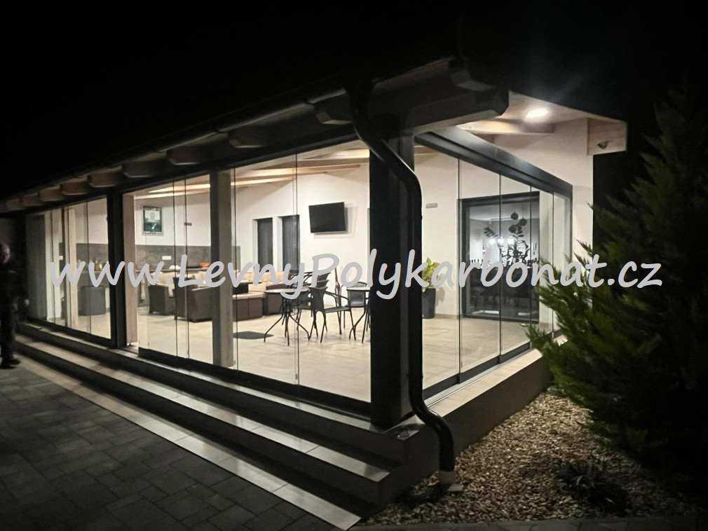 Masivní hliníková pergola MB LINE - KRÉMOVÁ + PC OPÁL tl.16mm - š.2,5m x dl.4,06m