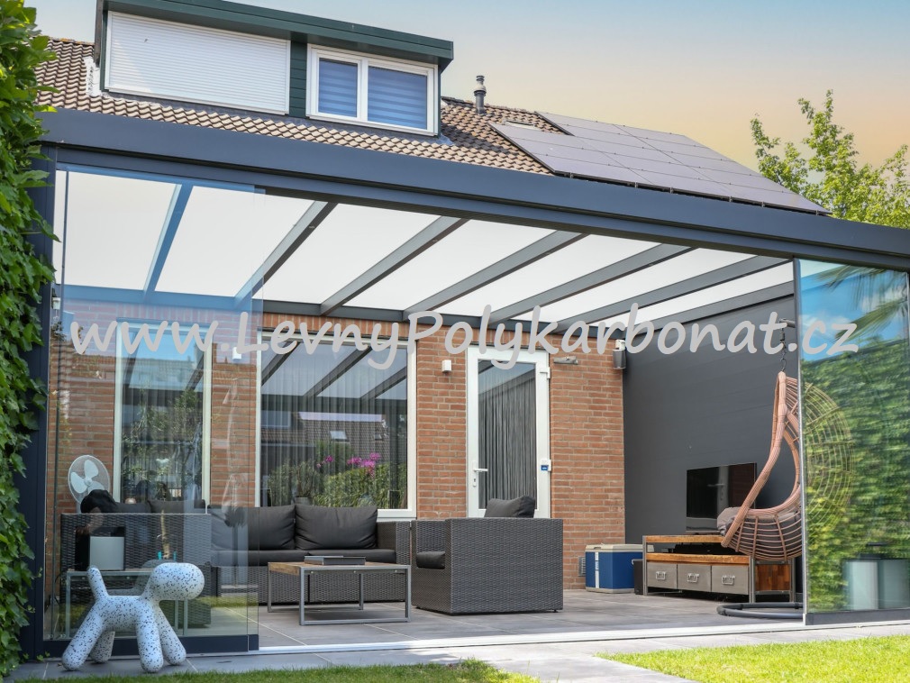 Masivní hliníková pergola MB LINE - KRÉMOVÁ + PC OPÁL tl.16mm - š.3m x dl.4,06m