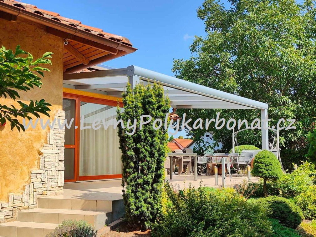 Masivní hliníková pergola MB LINE - KRÉMOVÁ + PC OPÁL tl.16mm - š.3m x dl.4,06m