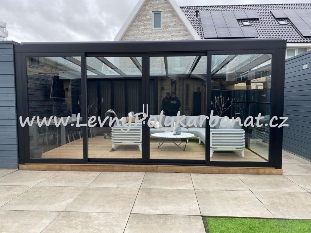 Masivní hliníková pergola MB LINE - KRÉMOVÁ + SKLO tl.9mm - š.2,5m x dl.3,06m