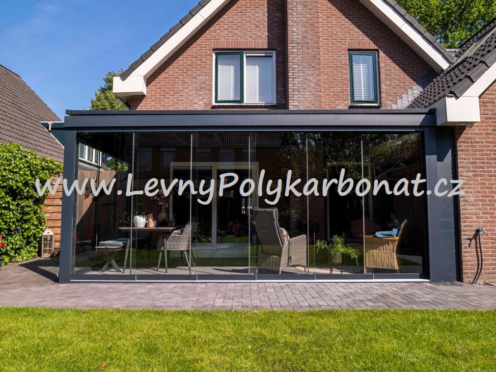 Masivní hliníková pergola MB LINE - KRÉMOVÁ + SKLO tl.9mm - š.2,5m x dl.3,06m