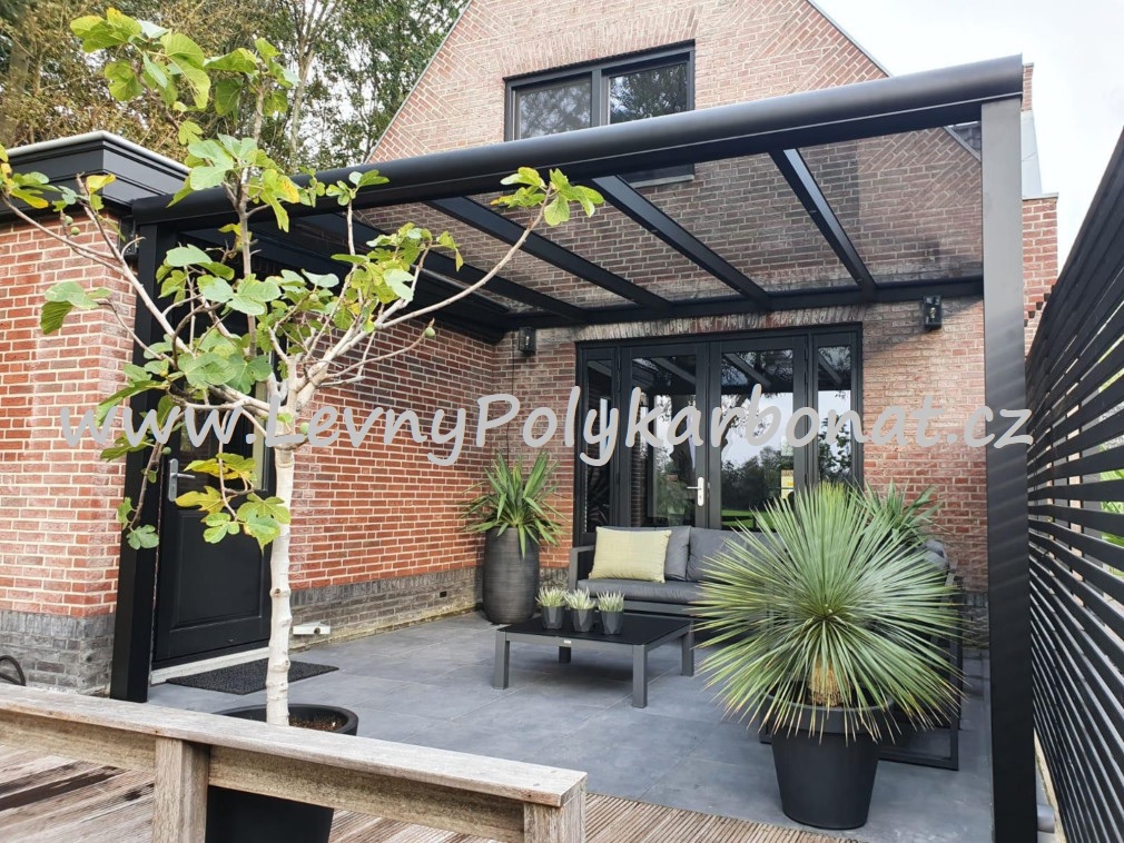 Masivní hliníková pergola MB LINE - KRÉMOVÁ + SKLO tl.9mm - š.2,5m x dl.3,06m
