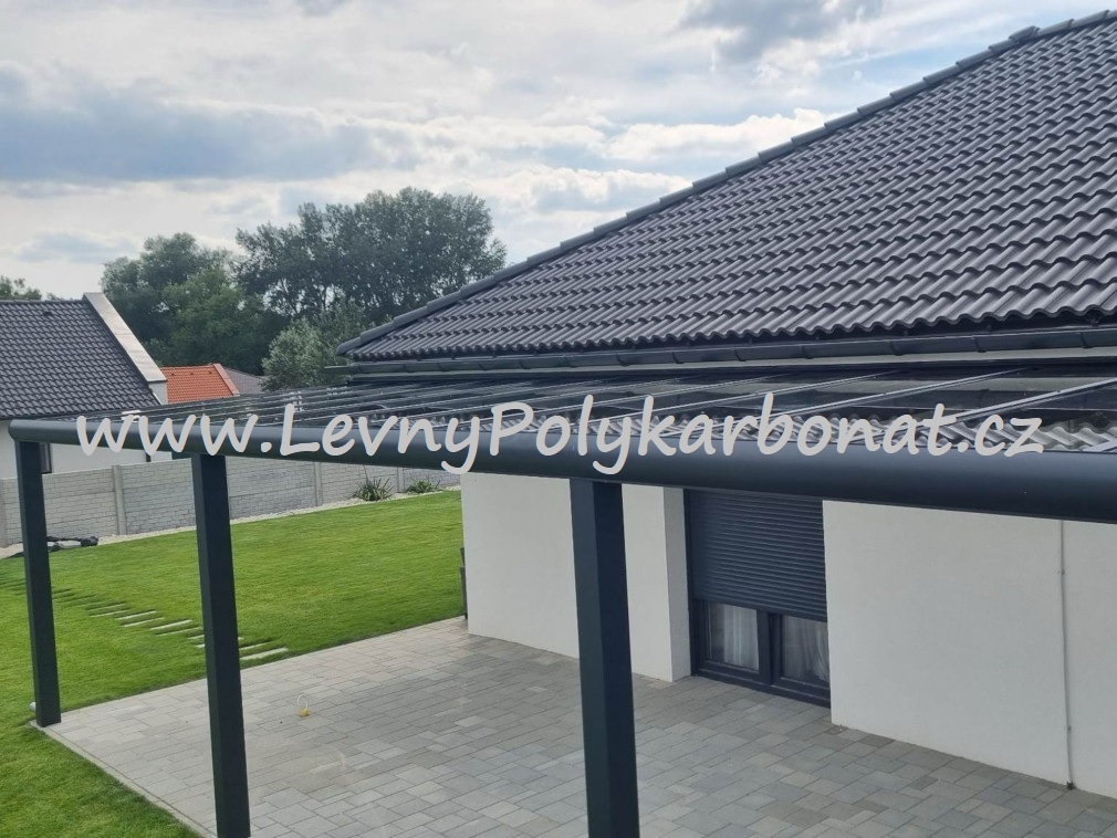 Masivní hliníková pergola MB LINE - KRÉMOVÁ + SKLO tl.9mm - š.2,5m x dl.3,06m