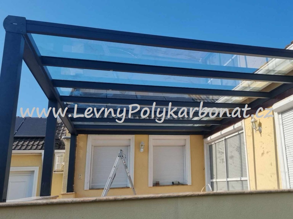 Masivní hliníková pergola MB LINE - KRÉMOVÁ + SKLO tl.9mm - š.2,5m x dl.3,06m