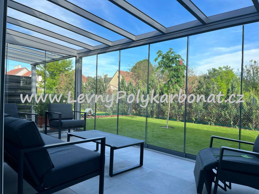 Masivní hliníková pergola MB LINE - KRÉMOVÁ + SKLO tl.9mm - š.2,5m x dl.3,06m