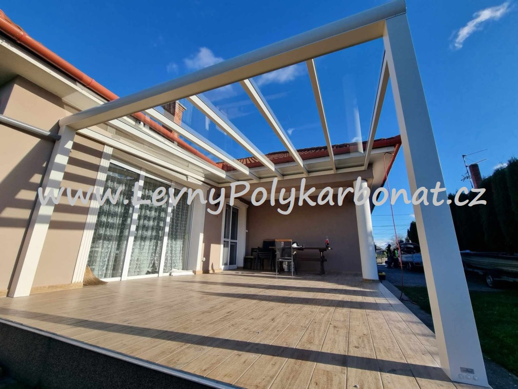 Masivní hliníková pergola MB LINE - KRÉMOVÁ + SKLO tl.9mm - š.2,5m x dl.3,06m